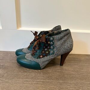 Poetic License Betsey's Buttons Oxfords